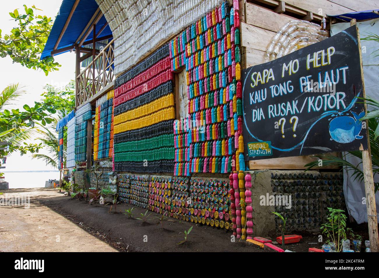 Una casa con pareti fatte di migliaia di bottiglie di plastica di scarto trovate dalle spiagge vicine. Tobelo, Indonesia - 13 agosto 2020. Foto Stock