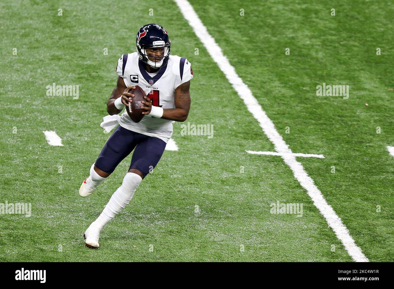 Il quartback di Houston Texans Deshaun Watson (4) porta la palla durante la seconda metà di una partita di football tra gli Houston Texans e i Detroit Lions a Detroit, Michigan USA, giovedì 26 novembre 2020. (Foto di Amy Lemus/NurPhoto) Foto Stock