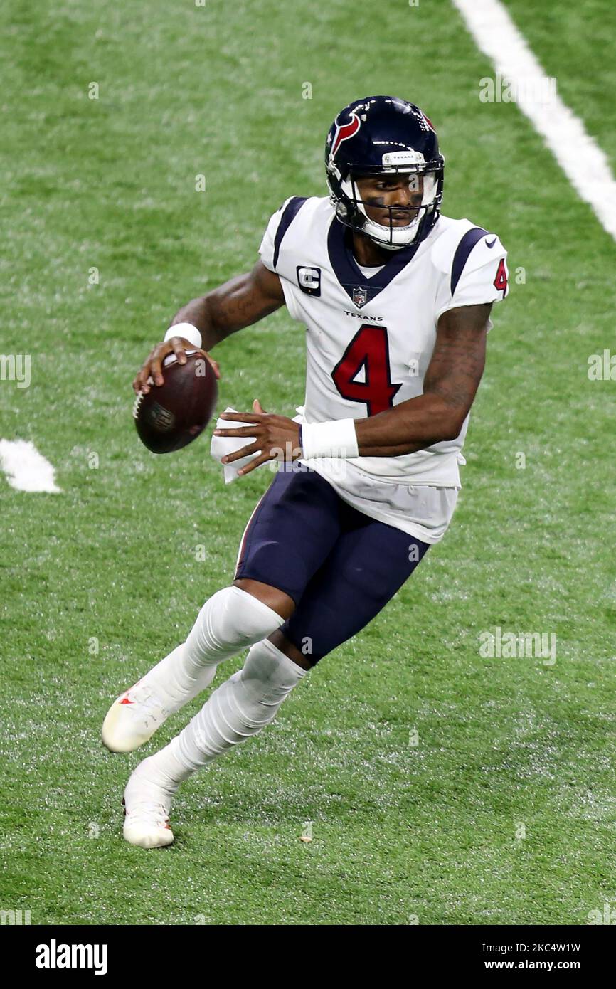 Il quartback di Houston Texans Deshaun Watson (4) porta la palla durante la seconda metà di una partita di football tra gli Houston Texans e i Detroit Lions a Detroit, Michigan USA, giovedì 26 novembre 2020. (Foto di Amy Lemus/NurPhoto) Foto Stock