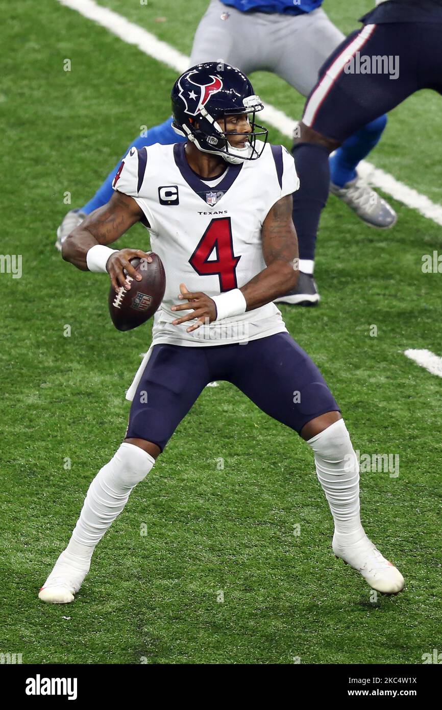 Il quartback di Houston Texans Deshaun Watson (4) cerca di passare la palla durante la seconda metà di una partita di football tra gli Houston Texans e i Detroit Lions a Detroit, Michigan USA, giovedì 26 novembre 2020. (Foto di Amy Lemus/NurPhoto) Foto Stock