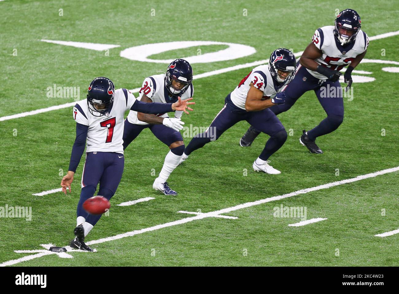 Il kicker di Houston Texans Ka'imi Fairbairn (7) prende il via per il ritorno durante la seconda metà di una partita di football tra gli Houston Texans e i Detroit Lions a Detroit, Michigan USA, giovedì 26 novembre 2020. (Foto di Amy Lemus/NurPhoto) Foto Stock