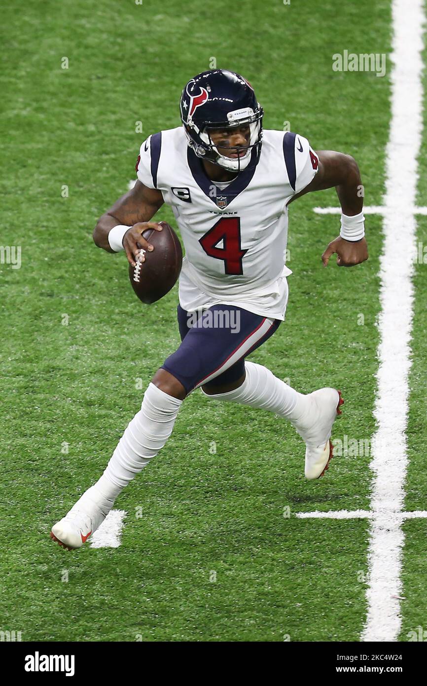 Il quartback di Houston Texans Deshaun Watson (4) porta la palla durante la seconda metà di una partita di football tra gli Houston Texans e i Detroit Lions a Detroit, Michigan USA, giovedì 26 novembre 2020. (Foto di Amy Lemus/NurPhoto) Foto Stock