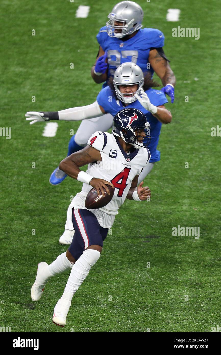 Il quartback di Houston Texans Deshaun Watson (4) porta la palla perseguita dai Detroit Lions al di fuori del linebacker Jahlani Tavai (51) durante la seconda metà di una partita di calcio NFL tra gli Houston Texans e i Detroit Lions a Detroit, Michigan USA, giovedì 26 novembre 2020. (Foto di Amy Lemus/NurPhoto) Foto Stock