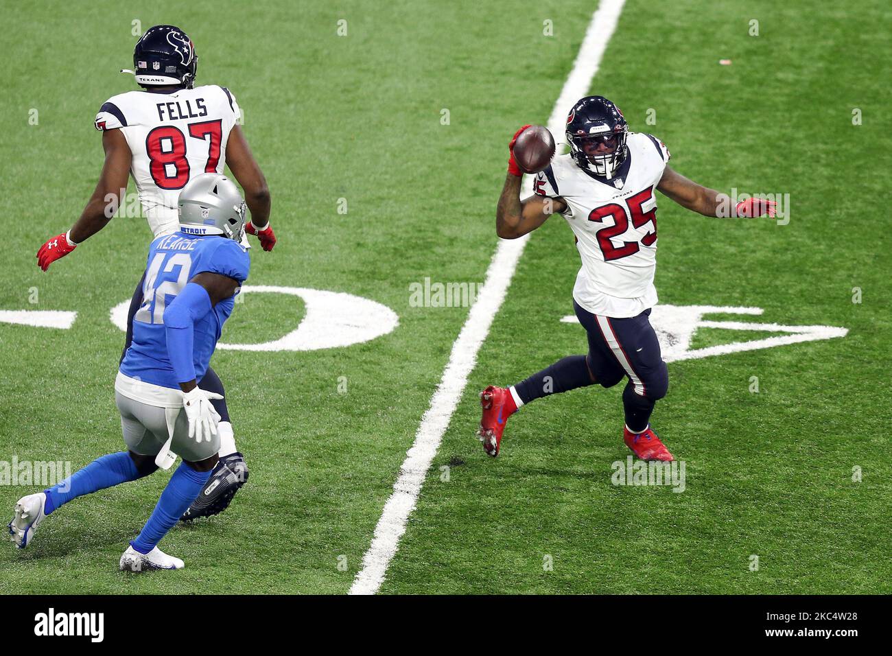 Houston Texans running back Duke Johnson (25) lancia la palla a Houston Texans quarterback Deshaun Watson (4) durante la seconda metà di una partita di calcio NFL tra gli Houston Texans e i Detroit Lions a Detroit, Michigan USA, giovedì 26 novembre 2020. (Foto di Amy Lemus/NurPhoto) Foto Stock