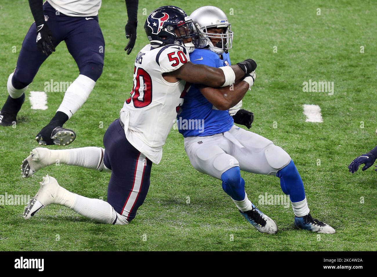 I Lions di Detroit che corrono indietro Adrian Peterson (28) sono affrontati dal linebacker Tyrell Adams di Houston Texans (50) durante la seconda metà di una partita di football tra gli Houston Texans e i Detroit Lions a Detroit, Michigan USA, giovedì 26 novembre 2020. (Foto di Amy Lemus/NurPhoto) Foto Stock