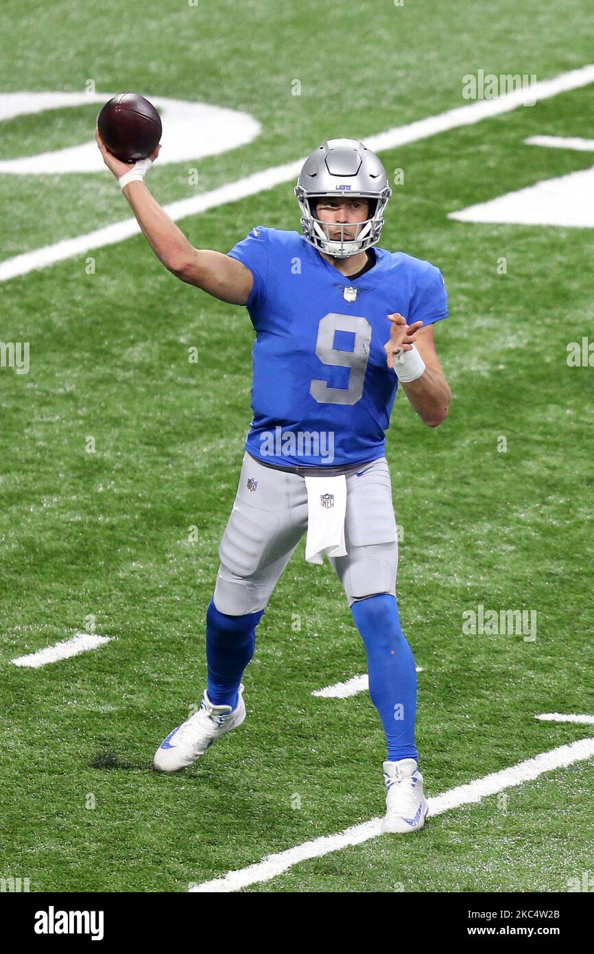 Il quartback dei Detroit Lions Matthew Stafford (9) lancia il pallone durante la seconda metà di una partita di football tra gli Houston Texans e i Detroit Lions a Detroit, Michigan USA, giovedì 26 novembre 2020. (Foto di Amy Lemus/NurPhoto) Foto Stock