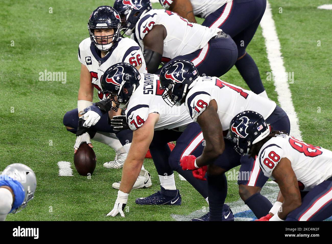 Il centro texani di Houston Nick Martin (66) tiene la palla sulla linea di scarabei prima di una partita durante la seconda metà di una partita di football tra gli Houston Texans e i Detroit Lions a Detroit, Michigan USA, giovedì 26 novembre 2020. (Foto di Amy Lemus/NurPhoto) Foto Stock