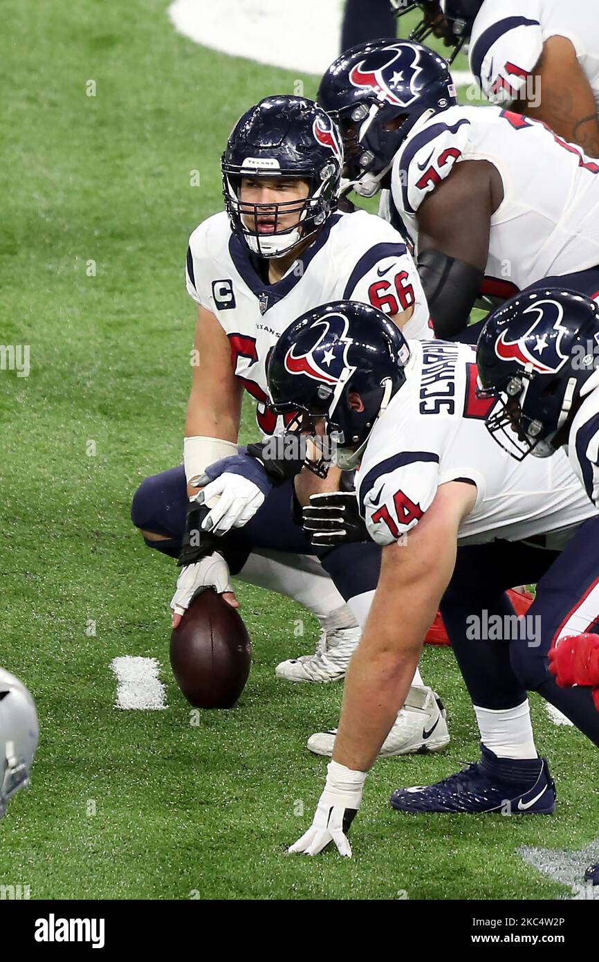 Il centro texani di Houston Nick Martin (66) tiene la palla sulla linea di scarabei prima di una partita durante la seconda metà di una partita di football tra gli Houston Texans e i Detroit Lions a Detroit, Michigan USA, giovedì 26 novembre 2020. (Foto di Amy Lemus/NurPhoto) Foto Stock