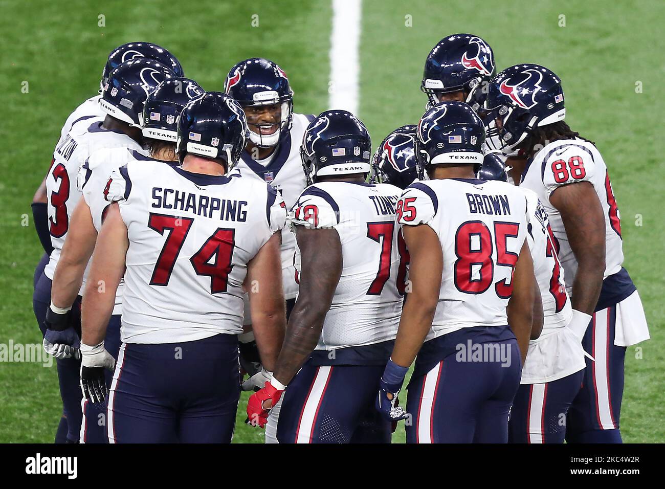 I giocatori di Houston Texans discutono di una partita nella huddle durante la seconda metà di una partita di football tra gli Houston Texans e i Detroit Lions a Detroit, Michigan USA, giovedì 26 novembre 2020. (Foto di Amy Lemus/NurPhoto) Foto Stock