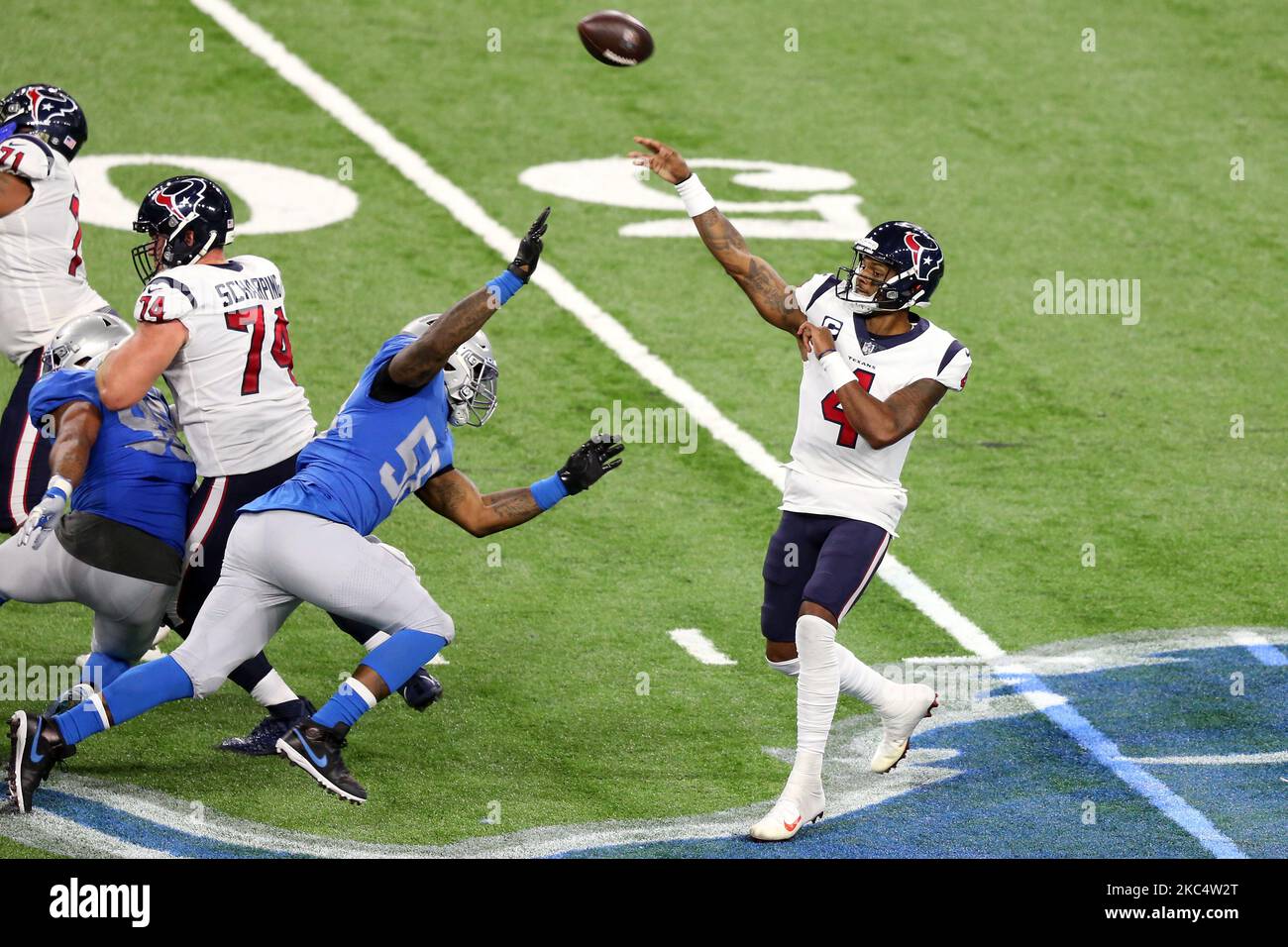 Il quartback di Houston Texans Deshaun Watson (4) getta la palla sotto la pressione di Detroit Lions al di fuori del linebacker Jamie Collins (58) durante la seconda metà di una partita di calcio NFL tra gli Houston Texans e i Detroit Lions a Detroit, Michigan USA, giovedì 26 novembre 2020. (Foto di Amy Lemus/NurPhoto) Foto Stock
