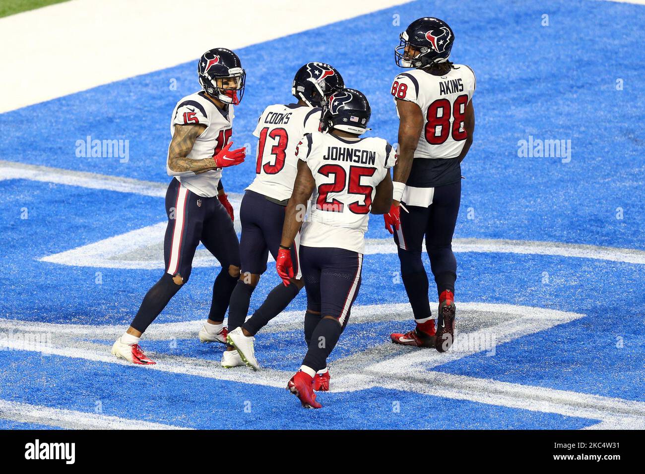 Il ricevitore Will Fuller di Houston Texans (15) si congratula con i suoi compagni di squadra dopo aver fatto un touchdown durante la seconda metà di una partita di football tra gli Houston Texans e i Detroit Lions a Detroit, Michigan USA, giovedì 26 novembre 2020. (Foto di Amy Lemus/NurPhoto) Foto Stock