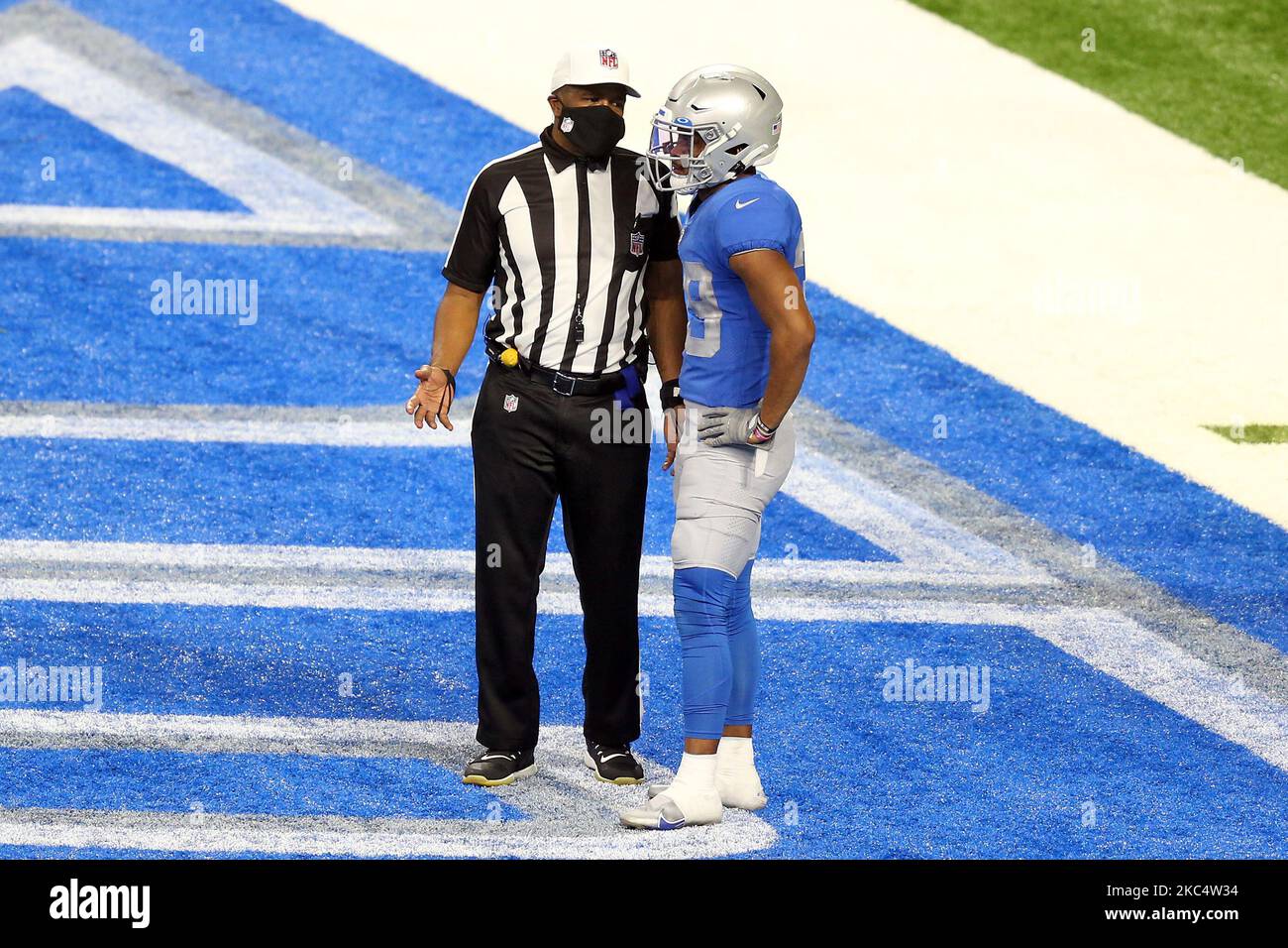 L'umpire Shawn Smith (14) discute una chiamata con il ricevitore a livello Detroit Lions Jamal Agnew (39) durante la seconda metà di una partita di football tra gli Houston Texans e i Detroit Lions a Detroit, Michigan USA, giovedì 26 novembre 2020. (Foto di Amy Lemus/NurPhoto) Foto Stock
