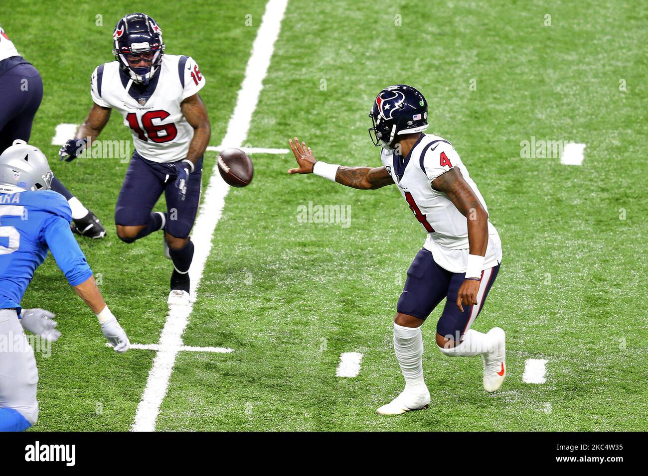 Il quartback degli Houston Texans Deshaun Watson (4) passa la palla al ricevitore largo degli Houston Texans Keke Coutee (16) durante la seconda metà di una partita di football tra gli Houston Texans e i Detroit Lions a Detroit, Michigan USA, giovedì 26 novembre 2020. (Foto di Amy Lemus/NurPhoto) Foto Stock