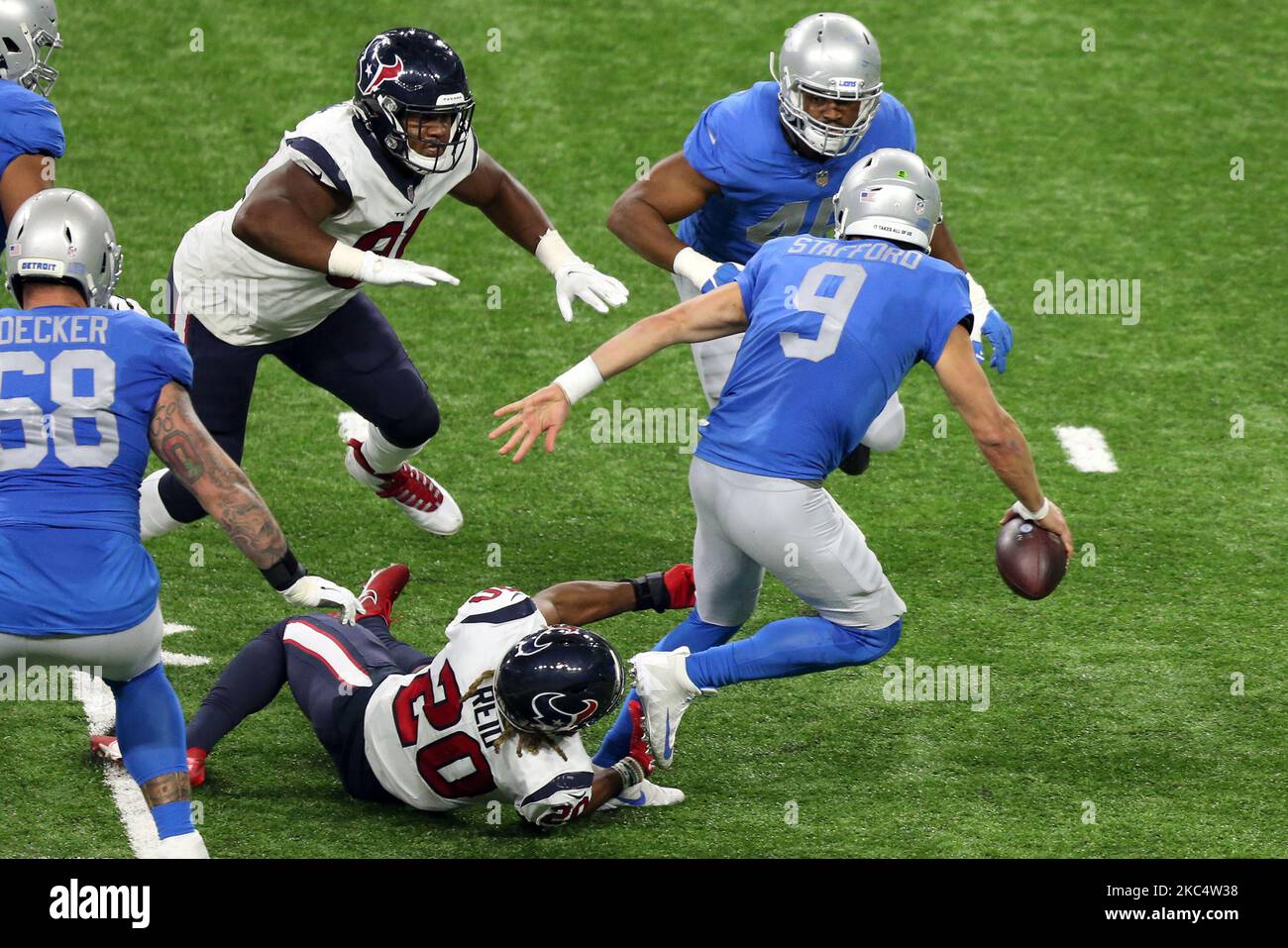 Il quartback dei Detroit Lions Matthew Stafford (9) viene saccheggiato da Houston Texans, forte sicurezza Justin Reid (20), mentre esegue la palla durante la seconda metà di una partita di football tra gli Houston Texans e i Detroit Lions a Detroit, Michigan USA, giovedì 26 novembre 2020. (Foto di Amy Lemus/NurPhoto) Foto Stock