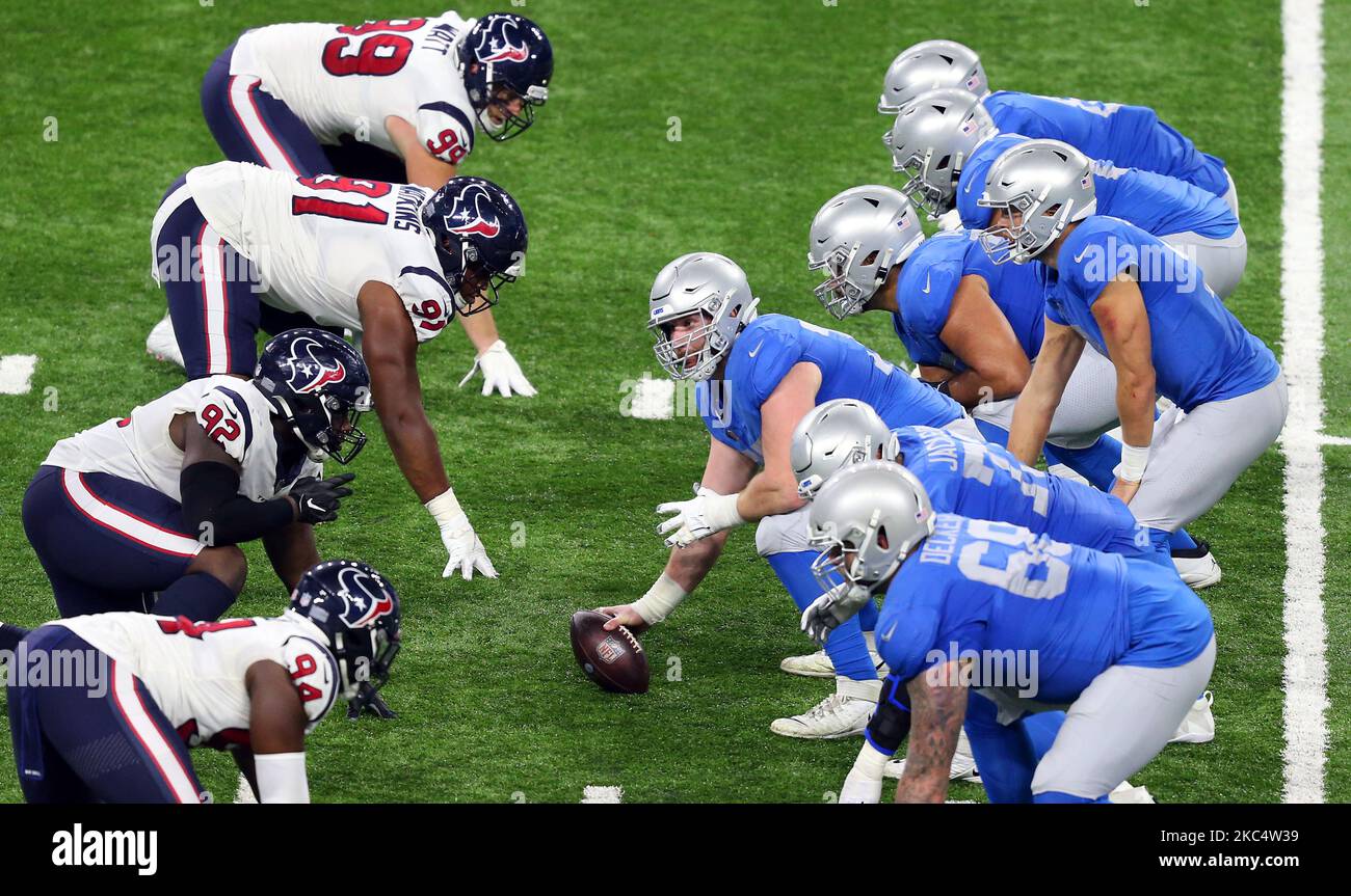 Il centro Lions di Detroit Frank Ragnow (77) tiene il pallone nella linea di scarabei prima di una partita durante la seconda metà di una partita di football tra gli Houston Texans e i Detroit Lions a Detroit, Michigan USA, giovedì 26 novembre 2020. (Foto di Amy Lemus/NurPhoto) Foto Stock