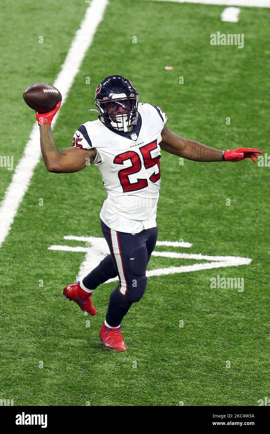 Houston Texans running back Duke Johnson (25) lancia la palla a Houston Texans quarterback Deshaun Watson (4) durante la seconda metà di una partita di calcio NFL tra gli Houston Texans e i Detroit Lions a Detroit, Michigan USA, giovedì 26 novembre 2020. (Foto di Amy Lemus/NurPhoto) Foto Stock