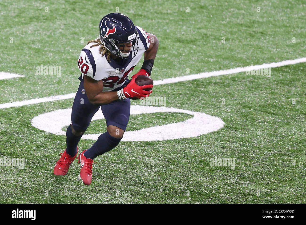 Houston Texans forte sicurezza Justin Reid (20) corre la palla dopo aver fatto il fermo durante la seconda metà di una partita di calcio NFL tra gli Houston Texans e i Detroit Lions a Detroit, Michigan USA, Giovedi, 26 novembre 2020. (Foto di Amy Lemus/NurPhoto) Foto Stock