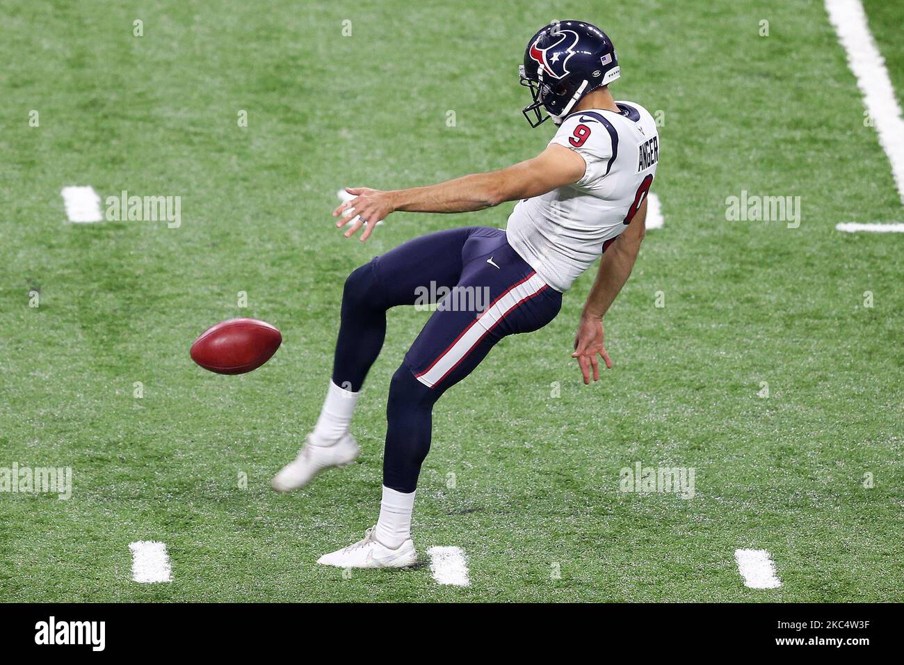 Il punter Bryan Anger degli Houston Texans (9) punta la palla durante la seconda metà di una partita di football tra gli Houston Texans e i Detroit Lions a Detroit, Michigan USA, giovedì 26 novembre 2020. (Foto di Amy Lemus/NurPhoto) Foto Stock