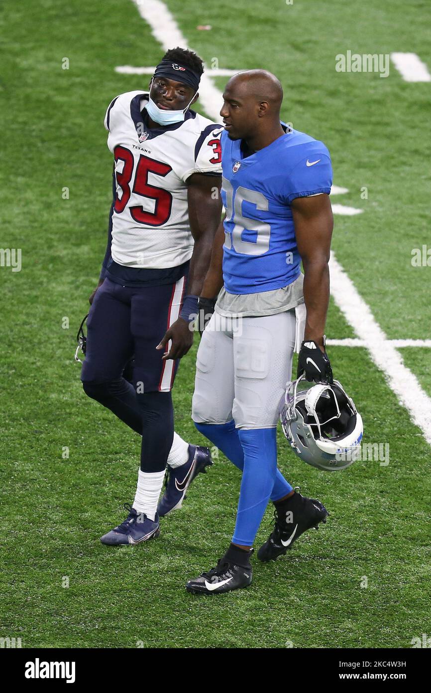 Il caposaldo degli Houston Texans Keion Crossen (35) cammina con i Detroit Lions forte sicurezza Duron Harmon (26) dopo una partita di football tra gli Houston Texans e i Detroit Lions a Detroit, Michigan USA, giovedì 26 novembre 2020. (Foto di Amy Lemus/NurPhoto) Foto Stock