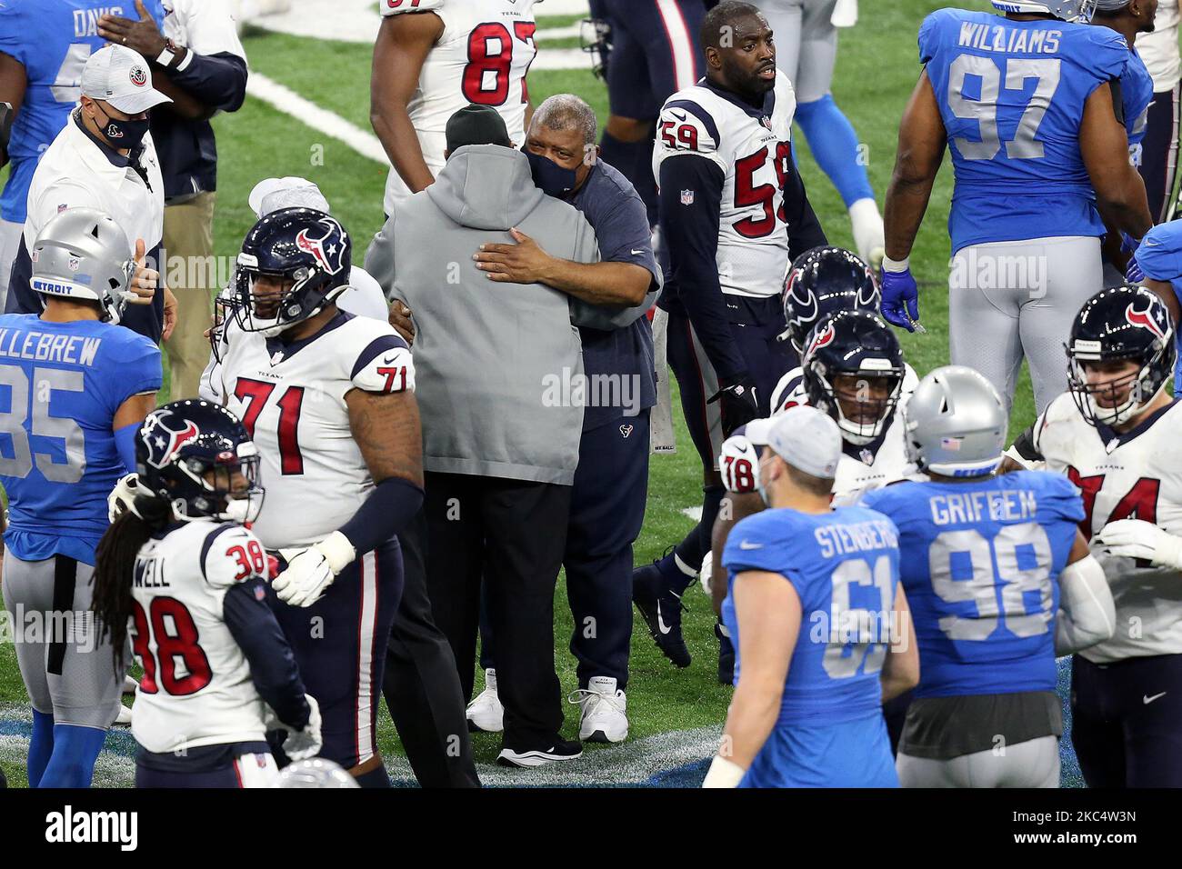 L'allenatore capo dei Detroit Lions Matt Patricia saluta l'allenatore capo provvisorio dei Houston Texans Romeo Crennel dopo una partita di football tra gli Houston Texans e i Detroit Lions a Detroit, Michigan USA, giovedì 26 novembre 2020. (Foto di Amy Lemus/NurPhoto) Foto Stock