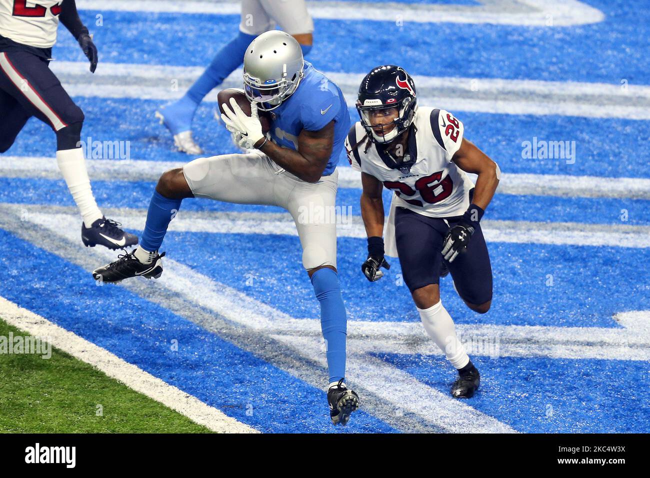 Il ricevitore di Detroit Lions Mohamed SANU (12) fa il punto sulla zona finale per un touchdown durante la seconda metà di una partita di football tra gli Houston Texans e i Detroit Lions a Detroit, Michigan USA, giovedì 26 novembre 2020. (Foto di Amy Lemus/NurPhoto) Foto Stock