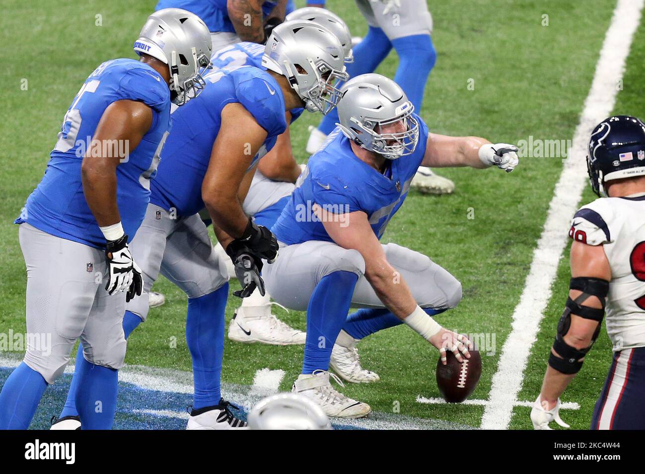 Il centro Lions di Detroit Frank Ragnow (77) gesta la linea di scaramucco prima di una partita durante la seconda metà di una partita di football tra gli Houston Texans e i Detroit Lions a Detroit, Michigan USA, giovedì 26 novembre 2020. (Foto di Amy Lemus/NurPhoto) Foto Stock