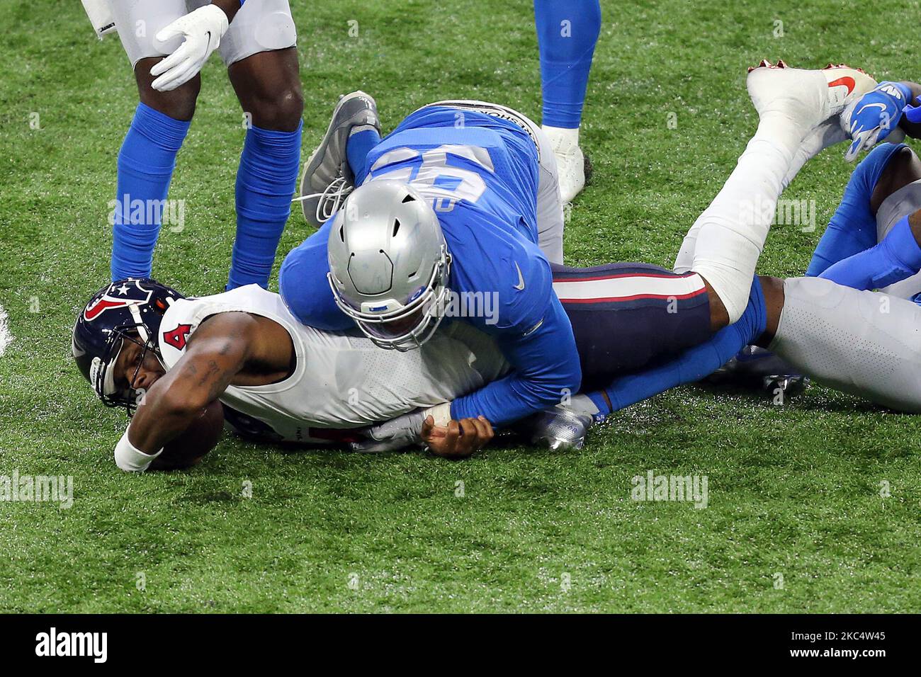 Il quartback di Houston Texans Deshaun Watson (4) viene saccheggiato da Detroit Lions Defensive End Romeo Okwara (95) durante la seconda metà di una partita di football tra gli Houston Texans e i Detroit Lions a Detroit, Michigan USA, giovedì 26 novembre 2020. (Foto di Amy Lemus/NurPhoto) Foto Stock
