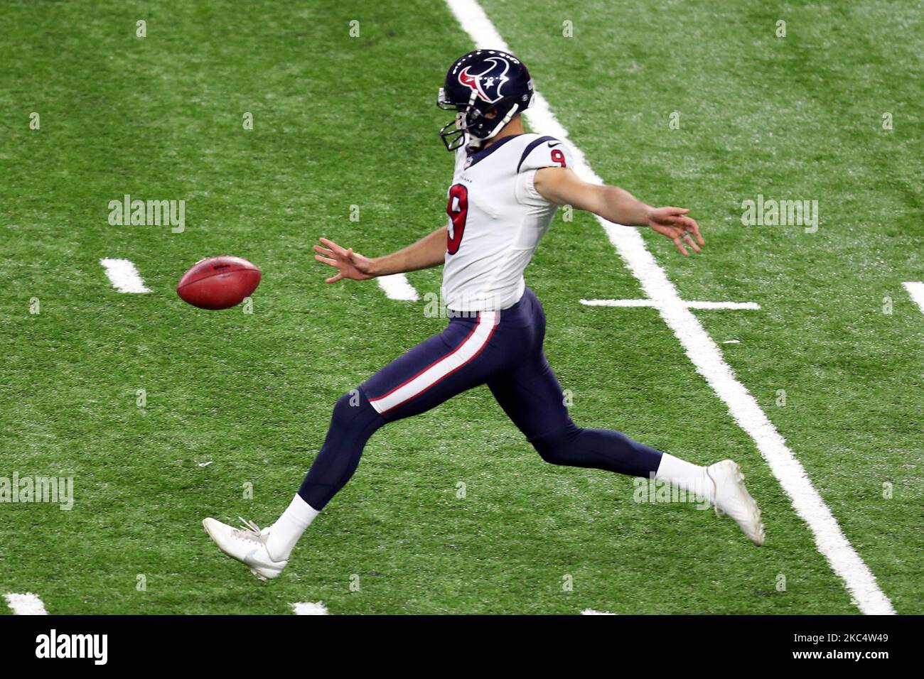 Il punter Bryan Anger degli Houston Texans (9) punta la palla durante la seconda metà di una partita di football tra gli Houston Texans e i Detroit Lions a Detroit, Michigan USA, giovedì 26 novembre 2020. (Foto di Amy Lemus/NurPhoto) Foto Stock
