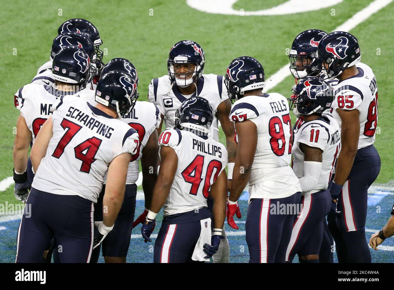 Il quartback di Houston Texans Deshaun Watson (4) parla con i giocatori nella huddle prima di una partita durante la seconda metà di una partita di football tra gli Houston Texans e i Detroit Lions a Detroit, Michigan USA, giovedì 26 novembre 2020. (Foto di Amy Lemus/NurPhoto) Foto Stock