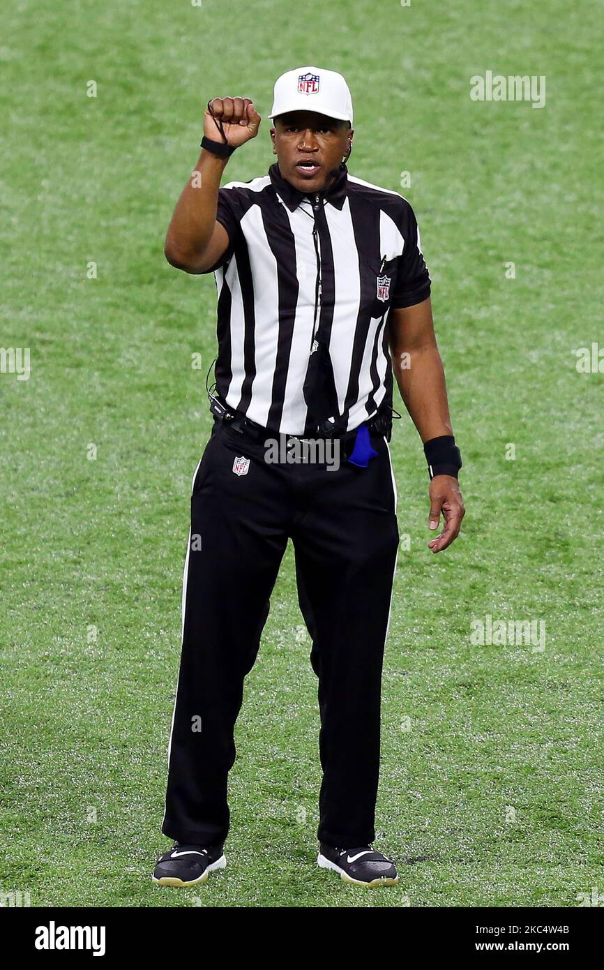 L'umpire Shawn Smith (14) fa una chiamata durante la seconda metà di una partita di football della NFL tra gli Houston Texans e i Detroit Lions a Detroit, Michigan USA, giovedì 26 novembre 2020. (Foto di Amy Lemus/NurPhoto) Foto Stock