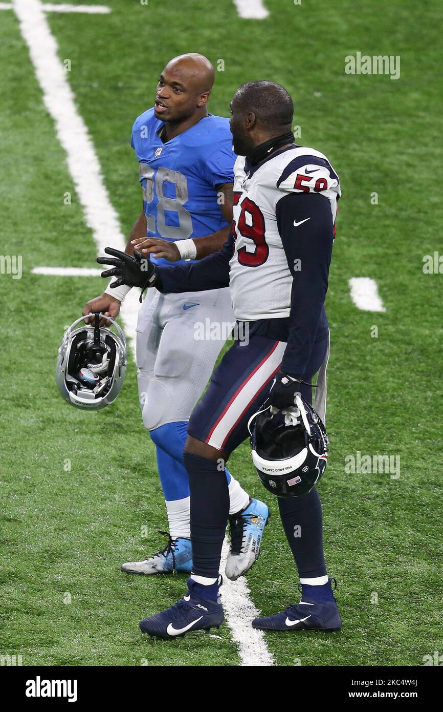 I Detroit Lions che corrono indietro Adrian Peterson (28) camminano con gli Houston Texans al di fuori del linebacker Whitney Mercilus (59) dopo una partita di football tra gli Houston Texans e i Detroit Lions a Detroit, Michigan USA, giovedì 26 novembre 2020. (Foto di Amy Lemus/NurPhoto) Foto Stock