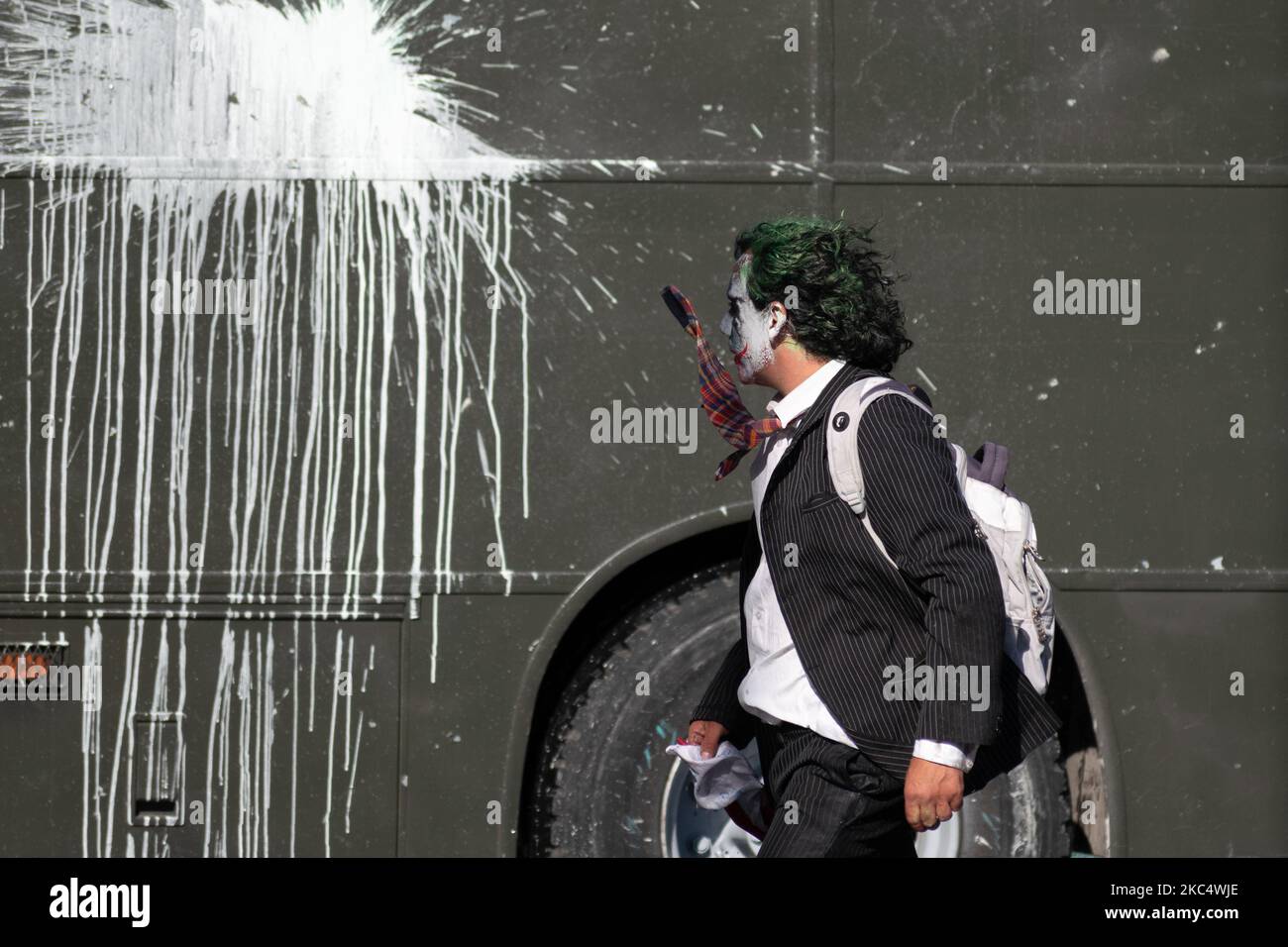 Un uomo travestito mentre il Joker passa davanti ad una macchina della polizia, in un nuovo giorno di proteste contro il governo di Sebastian Piñera. Novembre 27, 2020. Santiago, Cile. (Foto di Matias Basualdo/NurPhoto) Foto Stock Un uomo travestito mentre il Joker passa davanti ad una macchina della polizia, in un nuovo giorno di proteste contro il governo di Sebastian Piñera. Novembre 27, 2020. Santiago, Cile. (Foto di Matias Basualdo/NurPhoto) Foto Stock