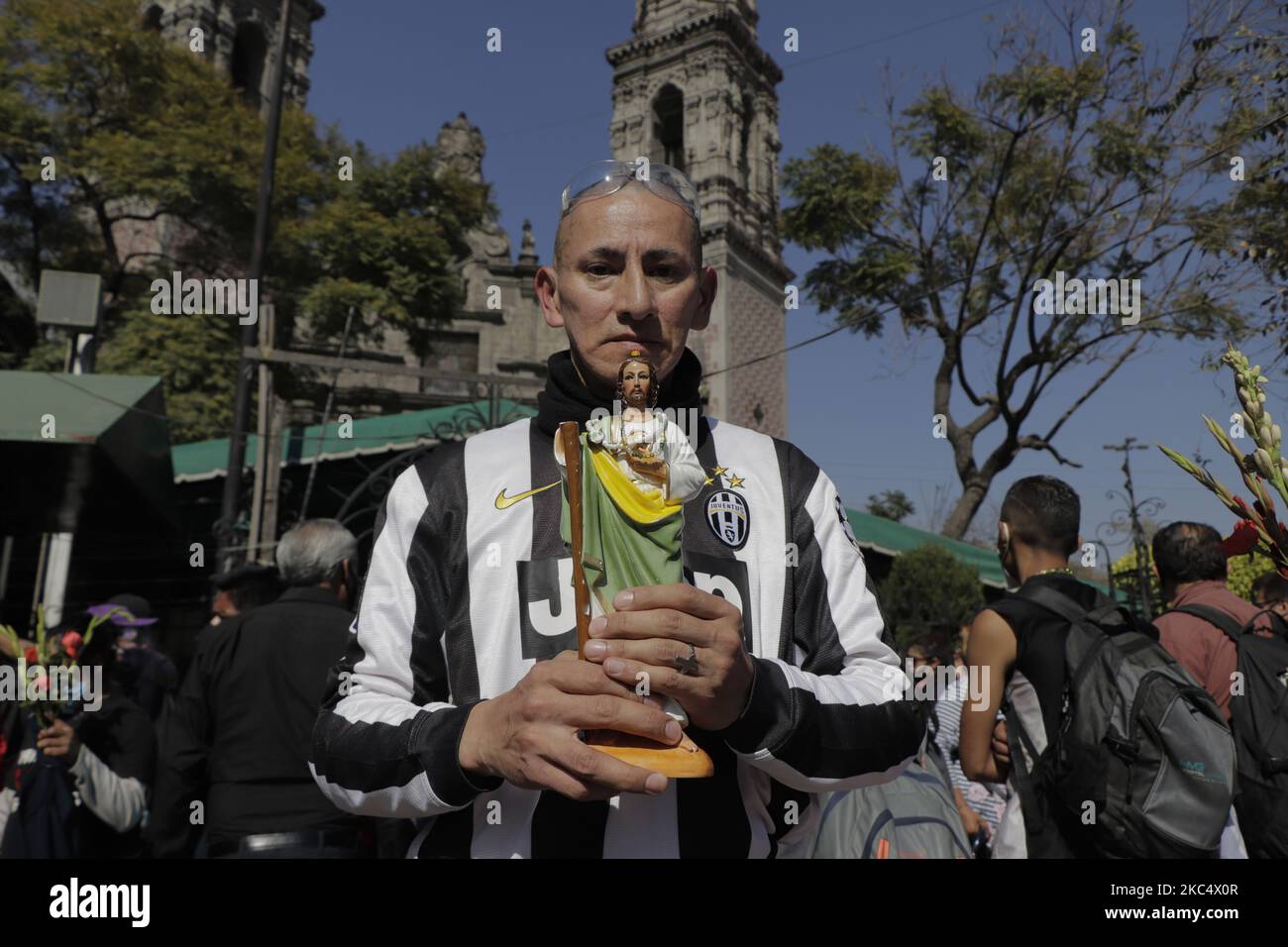 Il devoto di San Judas Tadeo si pone indossando una camicia della squadra di calcio italiana Juventus fuori dalla Chiesa di San Hipólito a Città del Messico, per adorare il santo patrono di cause impossibili e disperate, Nonostante le raccomandazioni per l'emergenza sanitaria dovuta al COVID -19 in Messico e l'allarme epidemiologico di tornare al semaforo rosso a causa della registrazione di più casi di coronavirus nella capitale. (Foto di Gerardo Vieyra/NurPhoto) Foto Stock