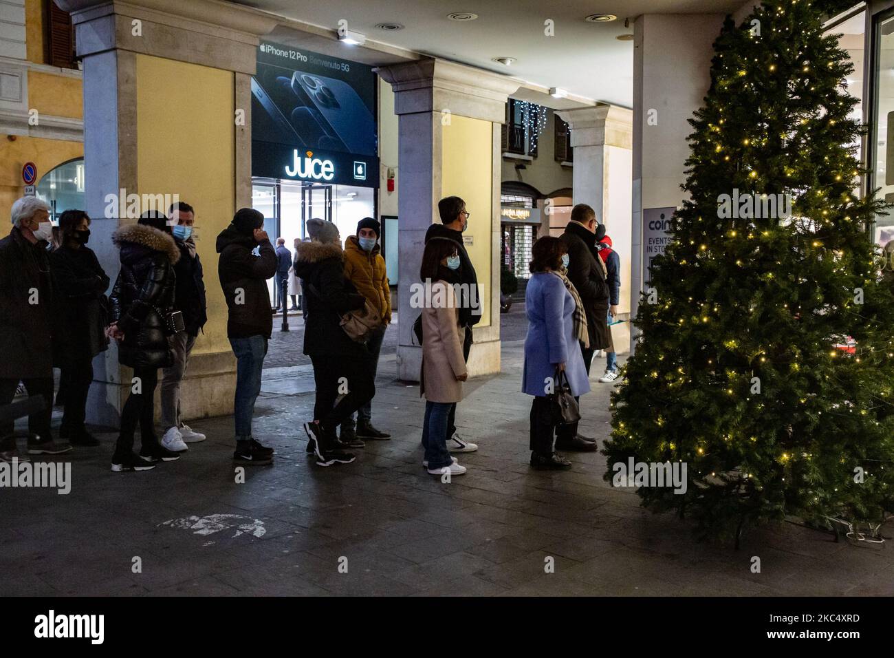 Persone in fila in attesa di entrare in un centro commerciale a Brescia il 29 novembre 2020. Mentre il contagio del 19 cade, il governo decide di allentare le misure restrittive in Lombardia, permettendo alle persone di muoversi liberamente nella loro città e di riaprire i negozi. Di conseguenza la gente comincia a affollarsi nel centro della città. (Foto di Stefano Nicoli/NurPhoto) Foto Stock