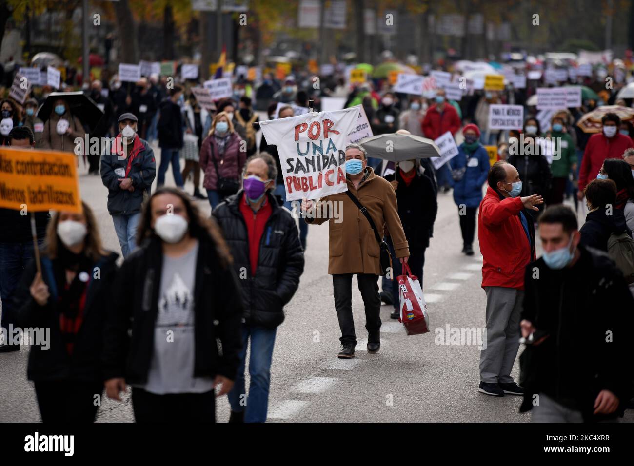 Migliaia di persone si sono dimostrate in difesa della salute pubblica a Madrid il 29th novembre 2020. (Foto di Juan Carlos Lucas/NurPhoto) Foto Stock