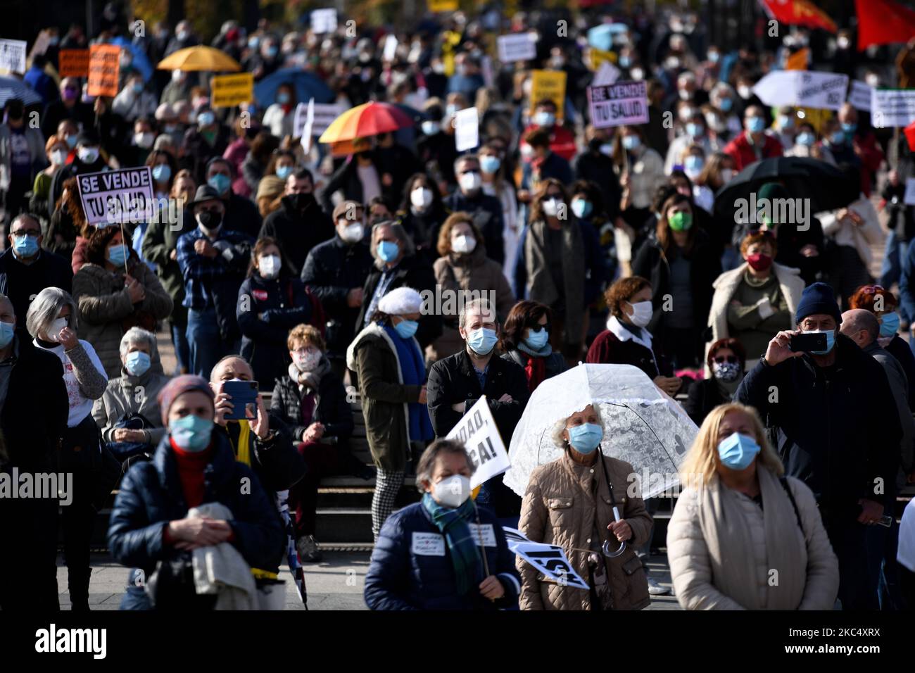 Migliaia di persone si sono dimostrate in difesa della salute pubblica a Madrid il 29th novembre 2020. (Foto di Juan Carlos Lucas/NurPhoto) Foto Stock