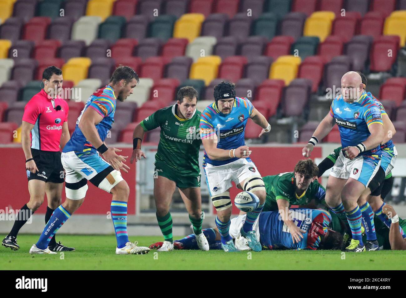 Le tigri di Leicester bloccano Harry Wells si abbattere sulla palla durante la partita della Gallagher Premiership tra London Irish e Leicester Tigers al Brentford Community Stadium, Brentford, Londra, Inghilterra il 29th novembre 2020. (Foto di Jon Bromley/MI News/NurPhoto) Foto Stock