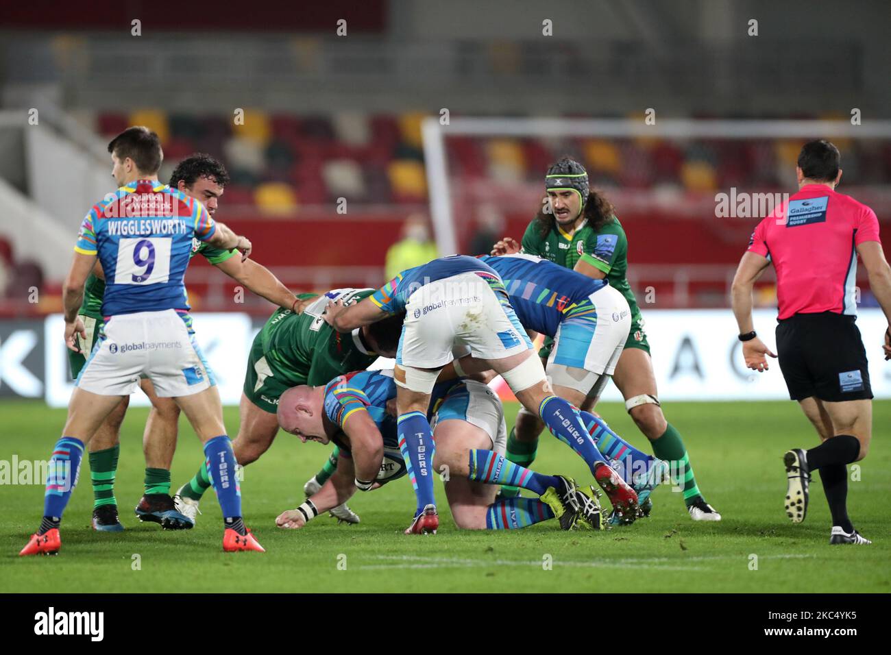 Dan Cole, il prop di Leicester Tigers, va a terra, mentre il londinese Irlandese Blair Cowan guarda al match Gallagher Premiership tra London Irish e Leicester Tigers al Brentford Community Stadium di Brentford, Londra, domenica 29th novembre 2020. (Foto di Jon Bromley/MI News/NurPhoto) Foto Stock