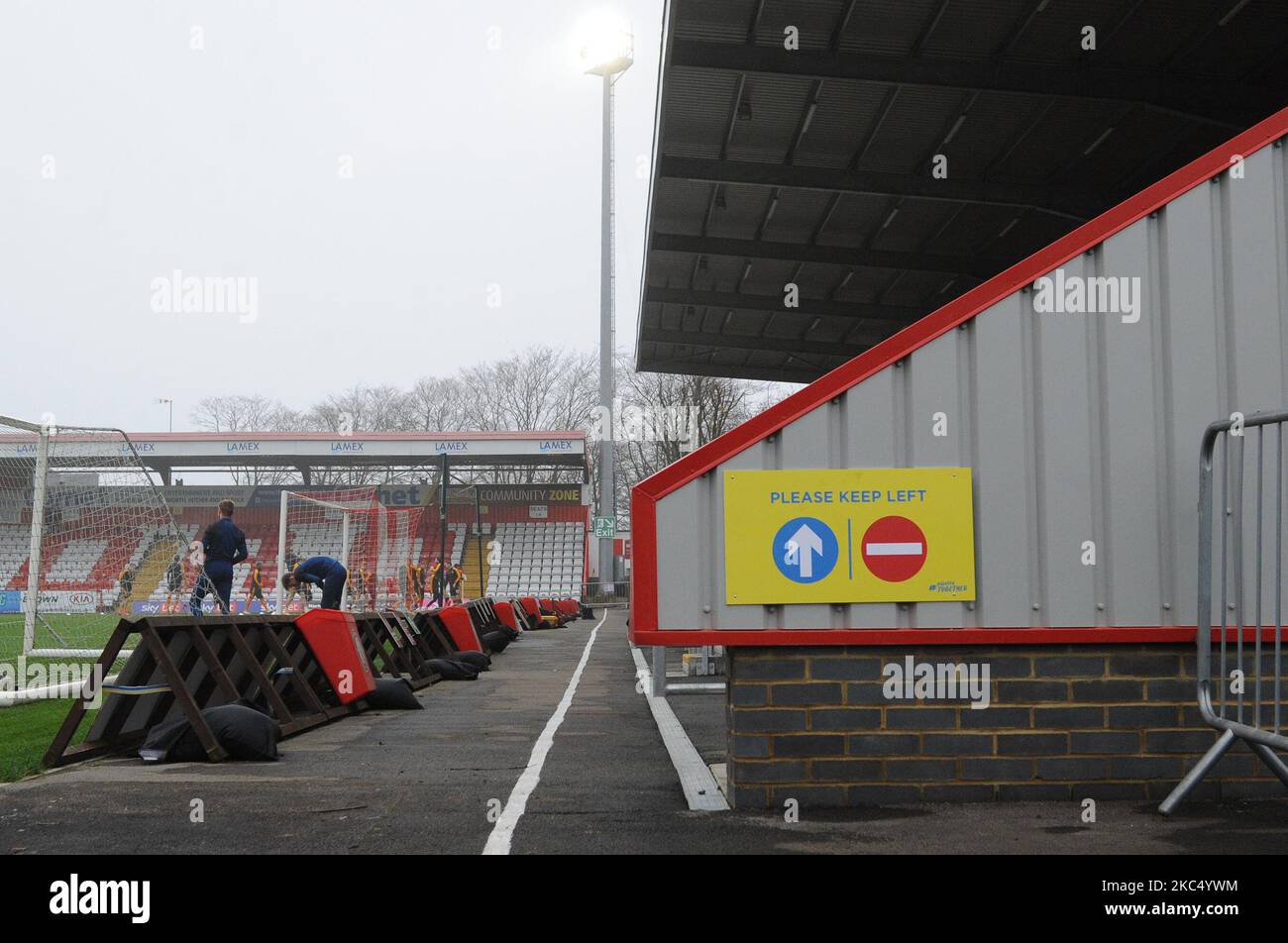 Si prega di tenere il cartello di sinistra davanti ai tifosi che tornano alle partite.fa Cup match tra Stevenage e Hull City al Lamex Stadium, Stevenage Domenica 29th Novembre 2020. (Foto di ben Pooley/MI News/NurPhoto) Foto Stock