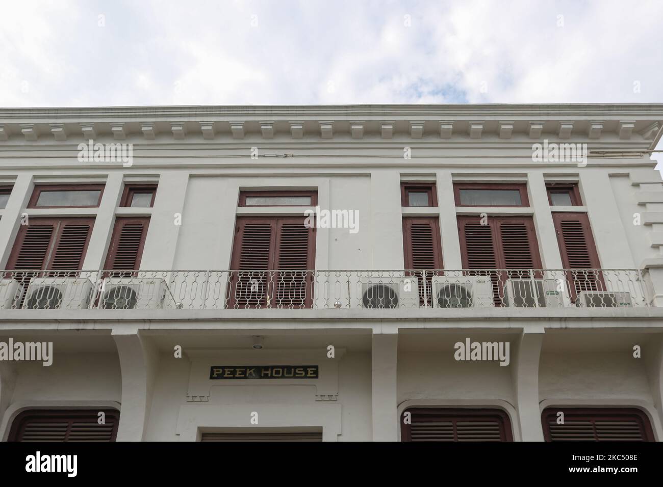 L'esterno di un vecchio edificio con un balcone a Semarang Foto Stock