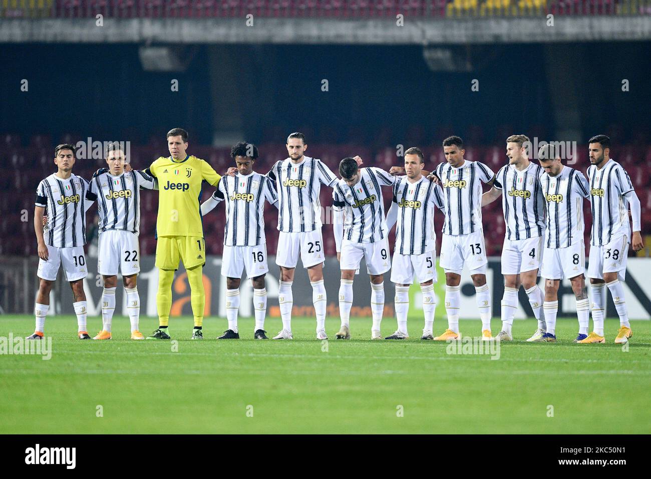 I giocatori della Juventus FC osservano un minuto di silenzio per la leggenda del calcio argentino Diego Maradona durante la Serie A match tra Benevento Calcio e Juventus FC allo Stadio Ciro Vigorito, Benevento, Italia il 28 novembre 2020. (Foto di Giuseppe Maffia/NurPhoto) Foto Stock