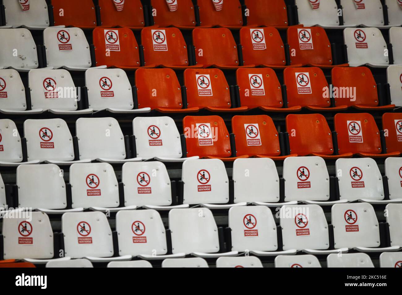 Posti a sedere vuoti durante la FIBA EuroBasket 2022 Qualifiers Match del gruppo A tra Israele e Polonia al Pabellon Municipal de Sant Luis, Valencia. Il 30th novembre, Spagna. (Foto di Xavier Bonilla/NurPhoto) Foto Stock