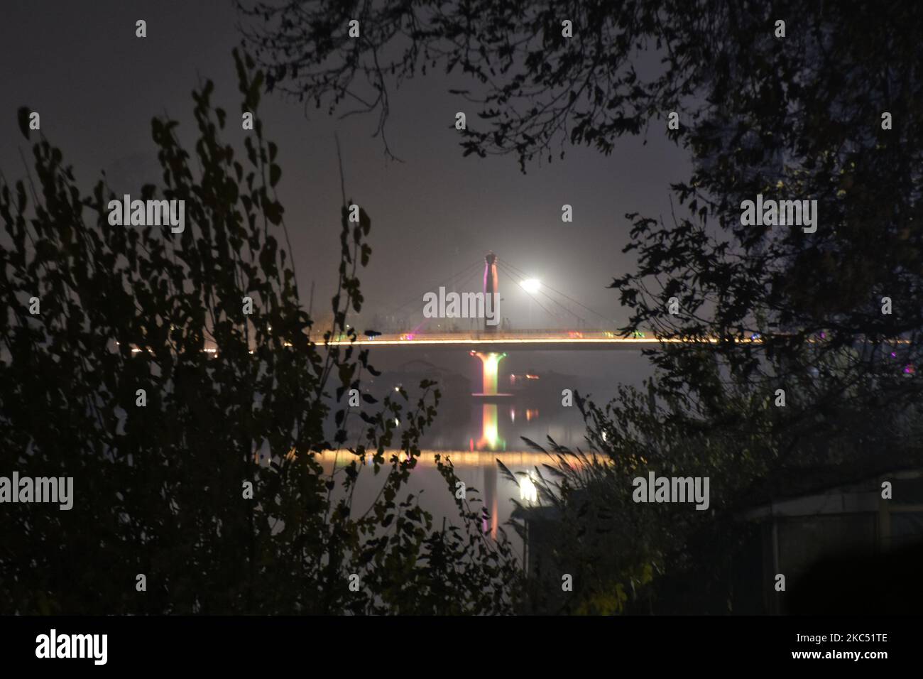 Vista illuminata di un ponte sul fiume jehlum a Srinagar, indiano amministrato Kashmir il 30 novembre 2020. (Foto di Muzamil Mattoo/NurPhoto) Foto Stock