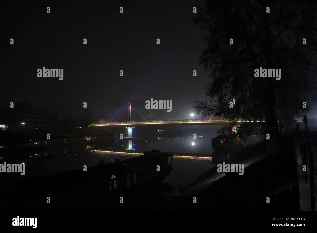 Vista illuminata di un ponte sul fiume jehlum a Srinagar, indiano amministrato Kashmir il 30 novembre 2020. (Foto di Muzamil Mattoo/NurPhoto) Foto Stock
