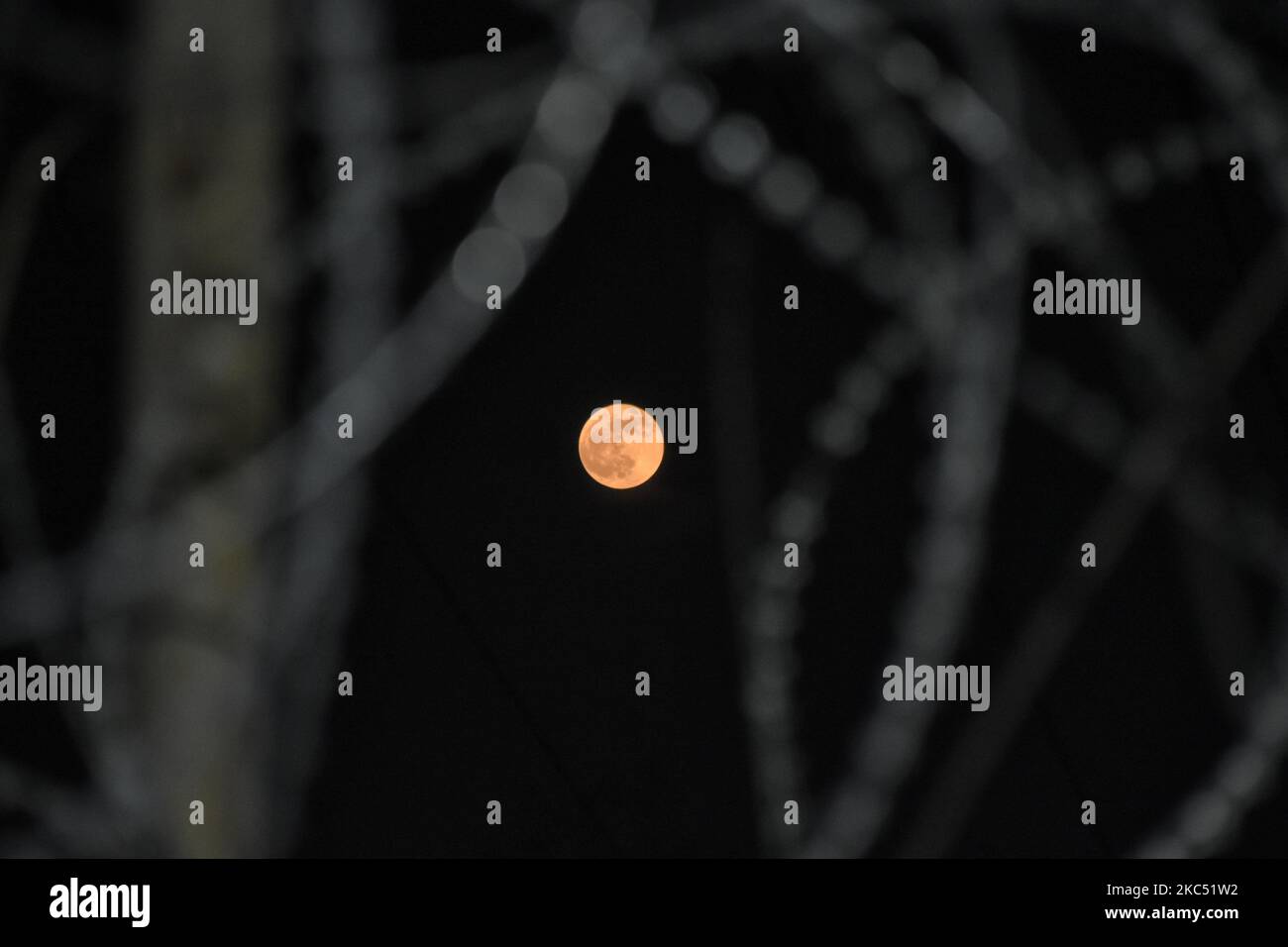 Luna piena a Srinagar, indiano amministrato Kashmir il 30 novembre 2020. (Foto di Muzamil Mattoo/NurPhoto) Foto Stock