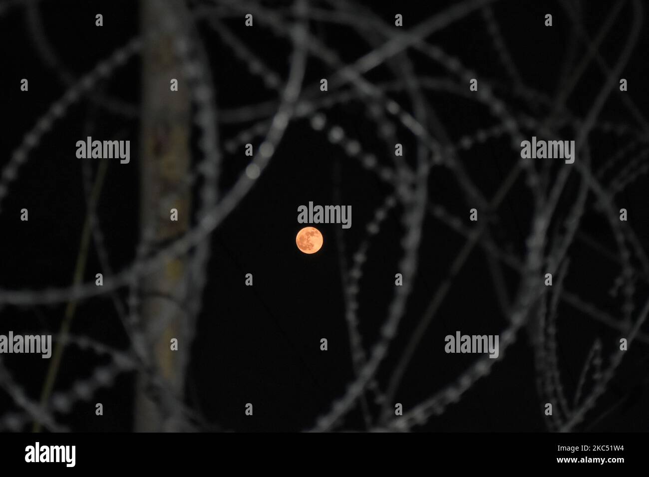 Luna piena a Srinagar, indiano amministrato Kashmir il 30 novembre 2020. (Foto di Muzamil Mattoo/NurPhoto) Foto Stock