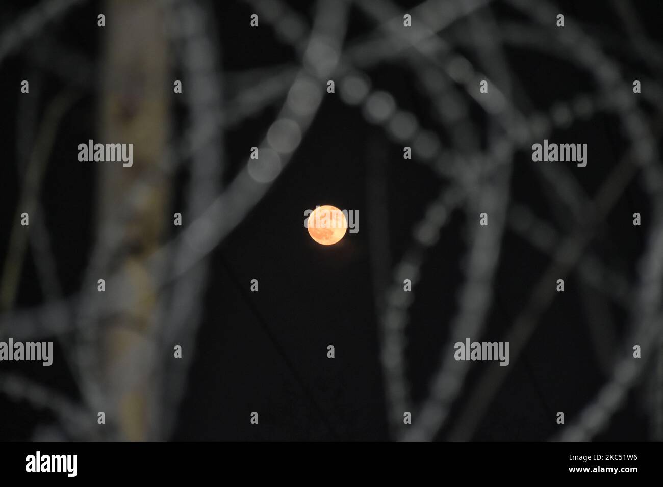 Luna piena a Srinagar, indiano amministrato Kashmir il 30 novembre 2020. (Foto di Muzamil Mattoo/NurPhoto) Foto Stock