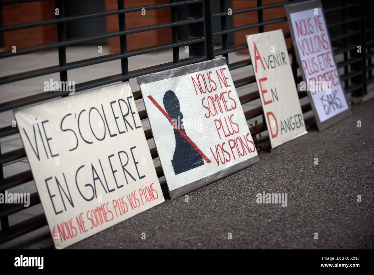 Placacrds sinistra sulle porte metalliche del Consiglio di Eduaction. Assistenti scolastici (AED in francese) Riuniti di fronte al Consiglio di Istruzione della regione Occitanie perché hanno molto più lavoro a che fare con le misure protettive da applicare con il Covid-19 e perché non avevano alcun bonus per il loro lavoro durante la pandemia, a differenza di insegnanti e principali. Si lamentano che non possono fare più di 6 anni come assistenti educativi come il Ministero dell'Istruzione non autorizzano loro a rimanere più in questo lavoro. Dopo 6 anni, sono spared.The sciopero era nazione larga. Tolosa. Francia. Foto Stock