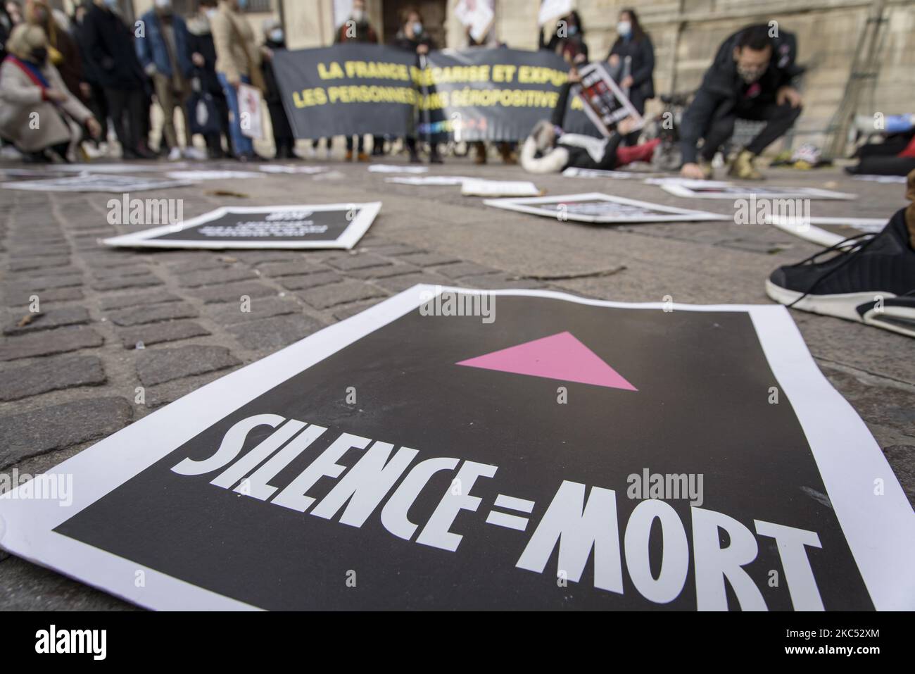 Gli attivisti di ACT Up si riuniscono per celebrare la Giornata Mondiale contro l'AIDS a Parigi. Parigi, 1st dicembre 2020. (Foto di Jacopo Landi/NurPhoto) Foto Stock