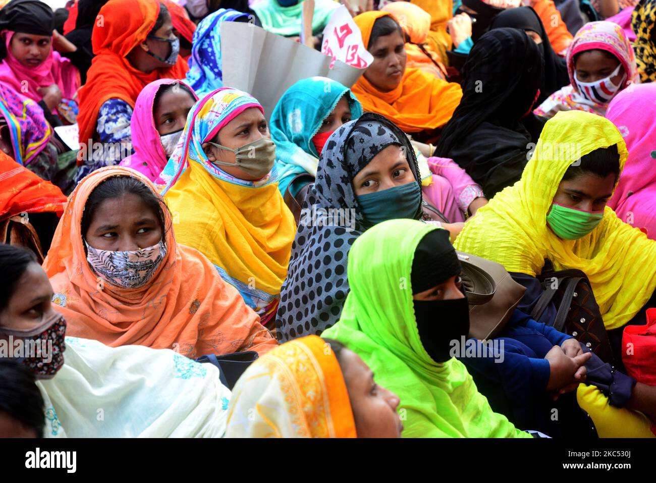 Operai di abbigliamento di Una fase limitata BD una dimostrazione davanti al Ministero del lavoro che chiede il loro salario dovuto di 11 mesi a Dhaka, Bangladesh, il 1 dicembre 2020. (Foto di Mamunur Rashid/NurPhoto) Foto Stock